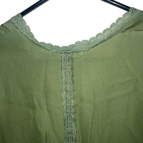 ALICE‎ + OLIVIA Farah Cold Shoulder Lace Trim Silk Top Sage Green Size Small - Picture 8 of 9